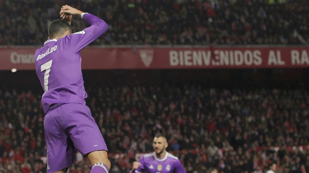 Cristiano Ronaldo se raduje z promnn penalty v zpase proti Seville.