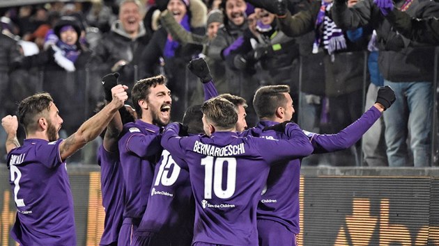 Fotbalist Fiorentiny oslavuj jeden ze dvou zsah do st Juventusu.