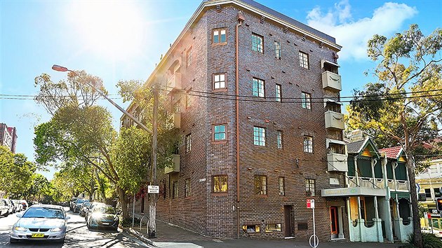 Garsonka i sp studio je v cihlovm bytovm dom postavenm ve stylu art deco, kter stoj na Burton Street v sti Darlinghurst.