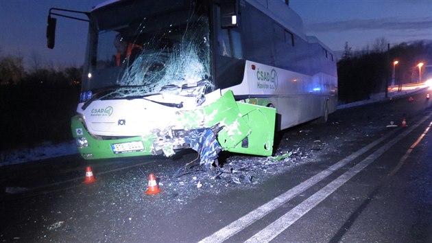 idi osobku se v protismru srazil s autobusem.