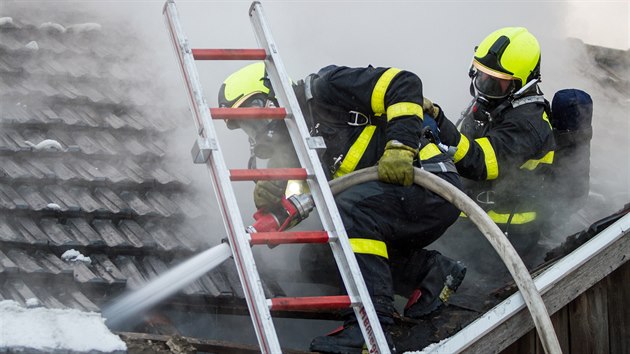 Požár ve Skřipově podle hasičů s největší pravděpodobností vznikl z přímotopu.