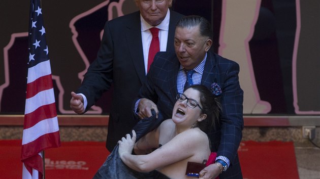 Polonah feministka dila u sochy Donalda Trumpa (Madrid, 17. ledna 2017).