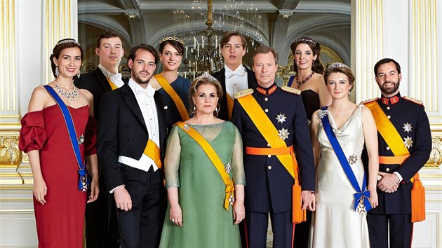 Horn ada zleva: lucembursk princ Sbastian, jeho sestra princezna Alexandra a jejich bratr princ Louis s manelkou Tessy. Spodn ada zleva: princezna Claire, jej manel princ Flix, velkovvodkyn Maria Teresa a velkovvoda Henri I., princezna Stphanie a jej manel princ Guillaume (23. ervna 2015)