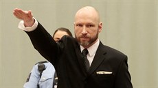 Masový vrah Anders Breivik u odvolacího soudu, kde zdravil nacistickým...