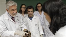 Doktor Munoz drí ped studenty lebku Josefa Mengeleho. (7.12. 2016)