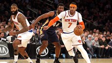 Carmelo Anthony z New York Knicks utíká ped Solomonem Hillem z New Orleans.