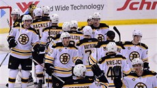 Hokejisté Bostonu slaví výhru na led St. Louis.