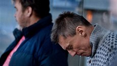 HLAVU VZH�RU. Trenér Ale� Totter na st�ída�ce mosteckých hokejist�.