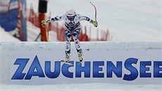 P�EKVAPIVÁ VÍT�ZKA. Christine Scheyerová mí�í do cíle sjezdu v Zauchensee.