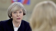 Britská premiérka Theresa Mayová p�i rozhovoru s noviná�kou (8. ledna 2017)