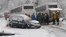 Na zasnené silnici mezi Jáchymovem a Ostrovem se srazil autobus s osobákem.