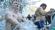 Pravoslavní v��ící oslavili svátek Zjevení Pán� o�istnou koupelí v jezírku ve...