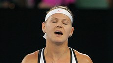 eská tenistka Lucie afáová se tváí v utkání se Serenou Williamsovou...