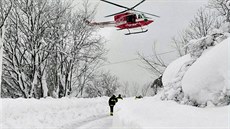 Záchranáský vrtulník monitoruje místo nad italským hotelem Rigopiano, na který...