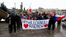 Asi 40 lidí se v Praze u Karlova mostu symbolicky rozlouilo s velvyslancem USA...