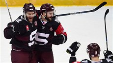 Michal Barinka (vlevo) slaví se spoluhráči druhý gól v semifinále hokejové Ligy...
