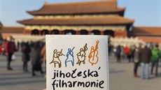 Jihoeská filharmonie jela turné po ín, kde odehrála sedm koncert. Hudebníci...