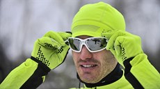 Extrémní sportovec a hasič Štěpán Dvořák plave pod ledem, jezdí na kole i...