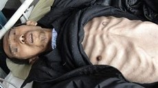 Na híníky jsou v ín písní. Kdy sedmaticetiletý Tung Siung-po v pracovním...