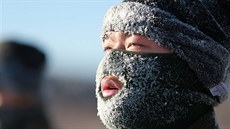 Omrzalo jim obo�í, byla zima, a� pra�t�lo. Policejní a vojen�tí p�íslu�níci...