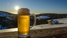 Na Klínovce �epují krkono�ské pivo Hendrych.