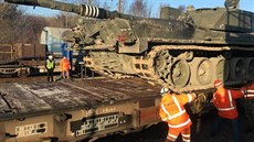 Nakládání britských tank� Challenger na �elezni�ní vagony