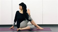 Lektorka jógy ukazuje pozice, které pomohou nastartovat organismus.