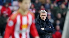 Trenér Sunderlandu David Moyes sleduje ligové utkání proti Stoke.