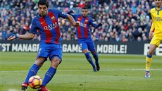 Luis Suárez z Barcelony stílí gól v domácím utkání proti Las Palmas.