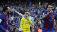 Luis Suárez a Lionel Messi po úvodním gólu zápasu mezi Barcelonou a Las Palmas.