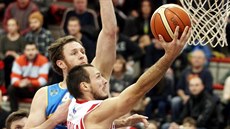 Pardubický Du�an Pandula zakon�uje kolem Ryana Cantyho z Jind�ichova Hradce.