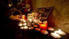 Studenti zapalovali svíky a nosili vnce k pomníku Jana Palacha, který je...