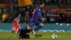 Lionel Messi z Barcelony v utkání Královského poháru obchází Mikela San José z...