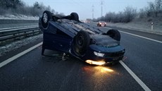 Po nehod� na D11 skon�ilo auto na st�e�e (19.1.2017).
