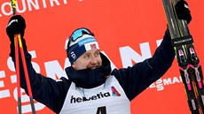 Sindre Björnestad Skar slaví vítzství v závodu ve sprintu v Toblachu.