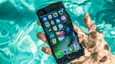 Souasný iPhone 7 pod vodou