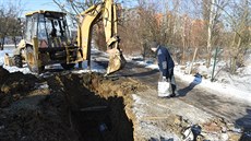 Oprava prasklého vodovodního potrubí na sídliti Jiní Svahy ve Zlín.