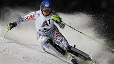 Slovenská lyaka Veronika Velez Zuzulová na trati slalomu ve Flachau.