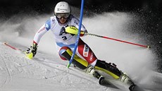 výcarská lyaka Wendy Holdenerová na trati slalomu ve Flachau.