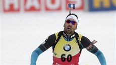 Francouzský biatlonista Martin Fourcade dojídí do cíle sprintu v Ruhpoldingu.