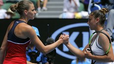 eská tenistka Karolína Plíková pijímá gratulaci od své soupeky Sary...