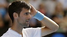 Srbský tenista Novak Djokovi v duelu s Denisem Istominem z Uzbekistánu.