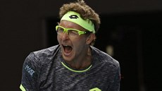 Uzbecký tenista Denis Istomin v duelu s Novakem Djokoviem ze Srbska.