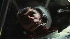 Astronaut Eugene Cernan ve velitelském modulu bhem výjezdu na Msíc v prosinci...