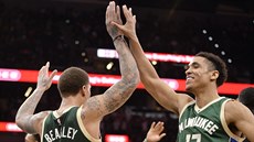 Malcolm Brogdon (13) a Michael Beasley (9) z Milwaukee se radují po výhe v San...