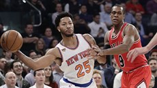 Derrick Rose (vlevo) z New Yorku udruje mí daleko od Rajona Ronda z Chicaga.