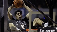 Akrobat z klubu Phoenix Suns se stará o pestávkovou zábavu pro  diváky v...