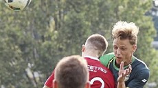 Útoník David Puká v hlavikovém souboji jet v tmavém dresu Petkovic.