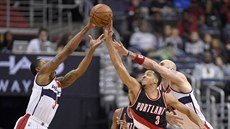 Bradley Beal (vlevo) a Marcin Gortat z Washingtonu v souboji o mí se C. J....