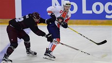 Dominik Uher (vlevo) ze Sparty napadá v semifinále hokejové Ligy mistrů Tuomase...